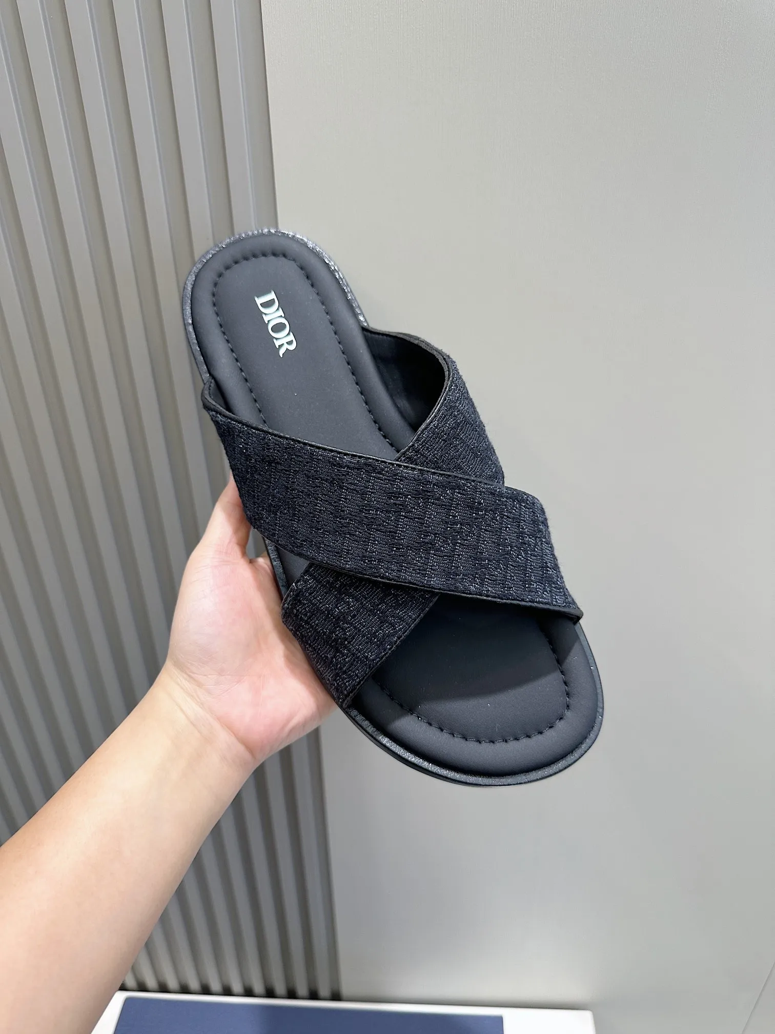 P320【DIOR】💰Size39-44 (38.45 custom-made) 2024ss Dior’s latest men’s slippers are a must-have. Dior Alias ​​Men's Genuine Leather Slippers This summer new Alias ​​sandal embodies a casual and elegant style. Carefully crafted from grained cow leather and Oblique printed fabric, with cowhide lining! Cross-strap design with metal-clad brass CD Diamond logo. The imported cowhide leather and rubber sole adds sophistication and comfort, while Oblique print-effect anti-slip panels add style.